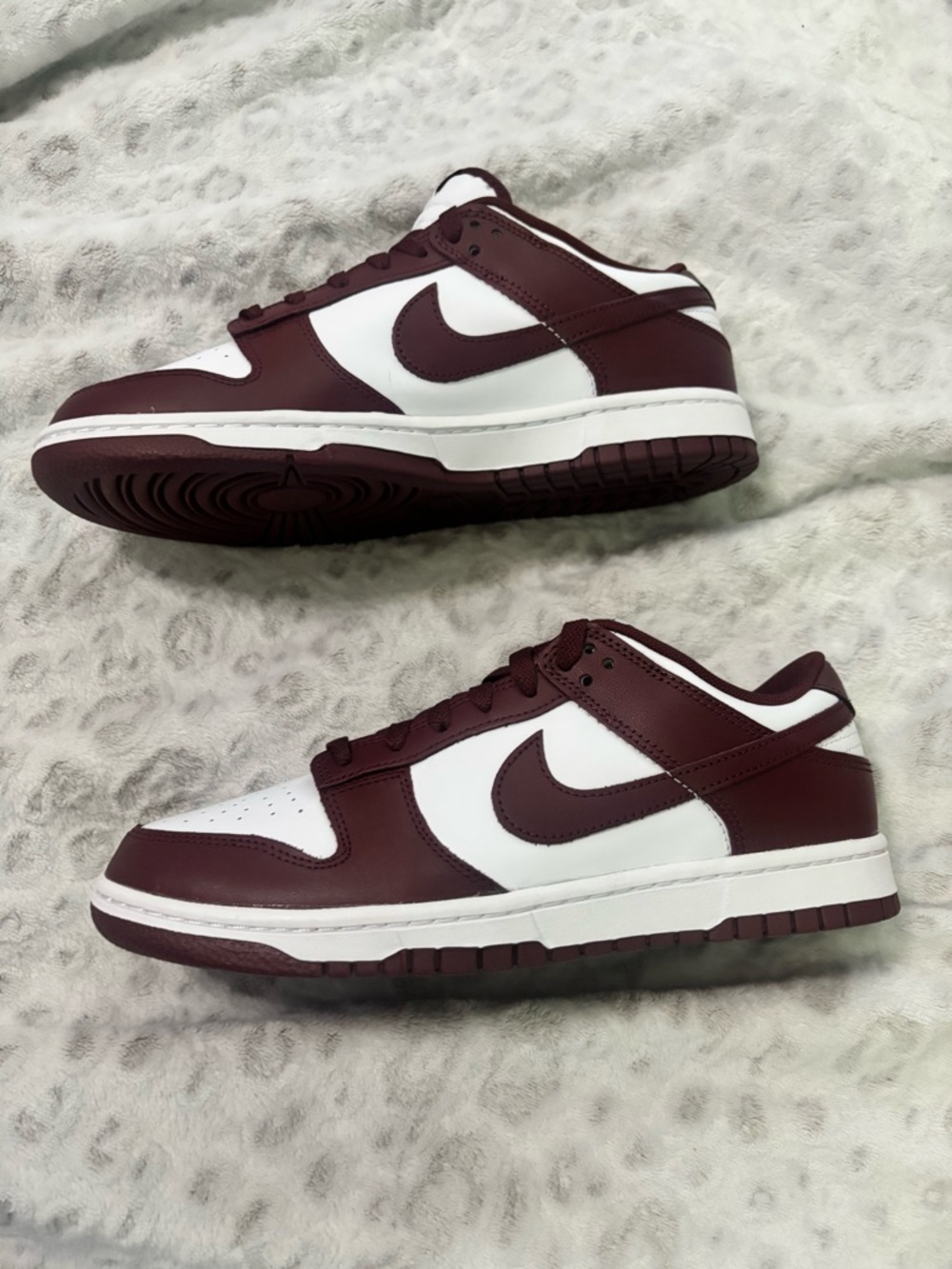 Nike Low-Top Sneakers in White and Burgundy Sz 8.5
